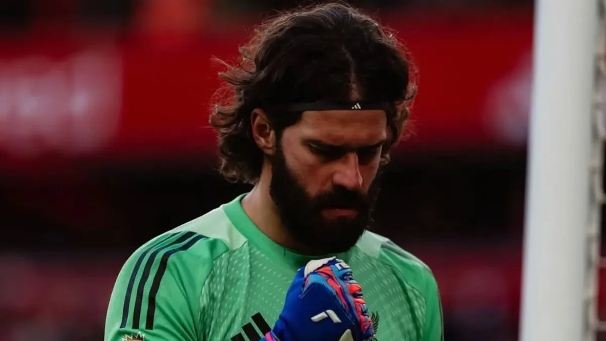 Alisson sofre nova lesão e deve desfalcar o Liverpool