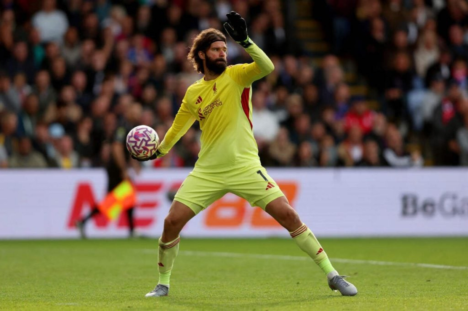Alisson sofre nova lesão e deve desfalcar o Liverpool