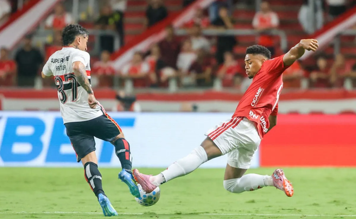 Artur ganha espaço no São Paulo e se encaixa como peça-chave