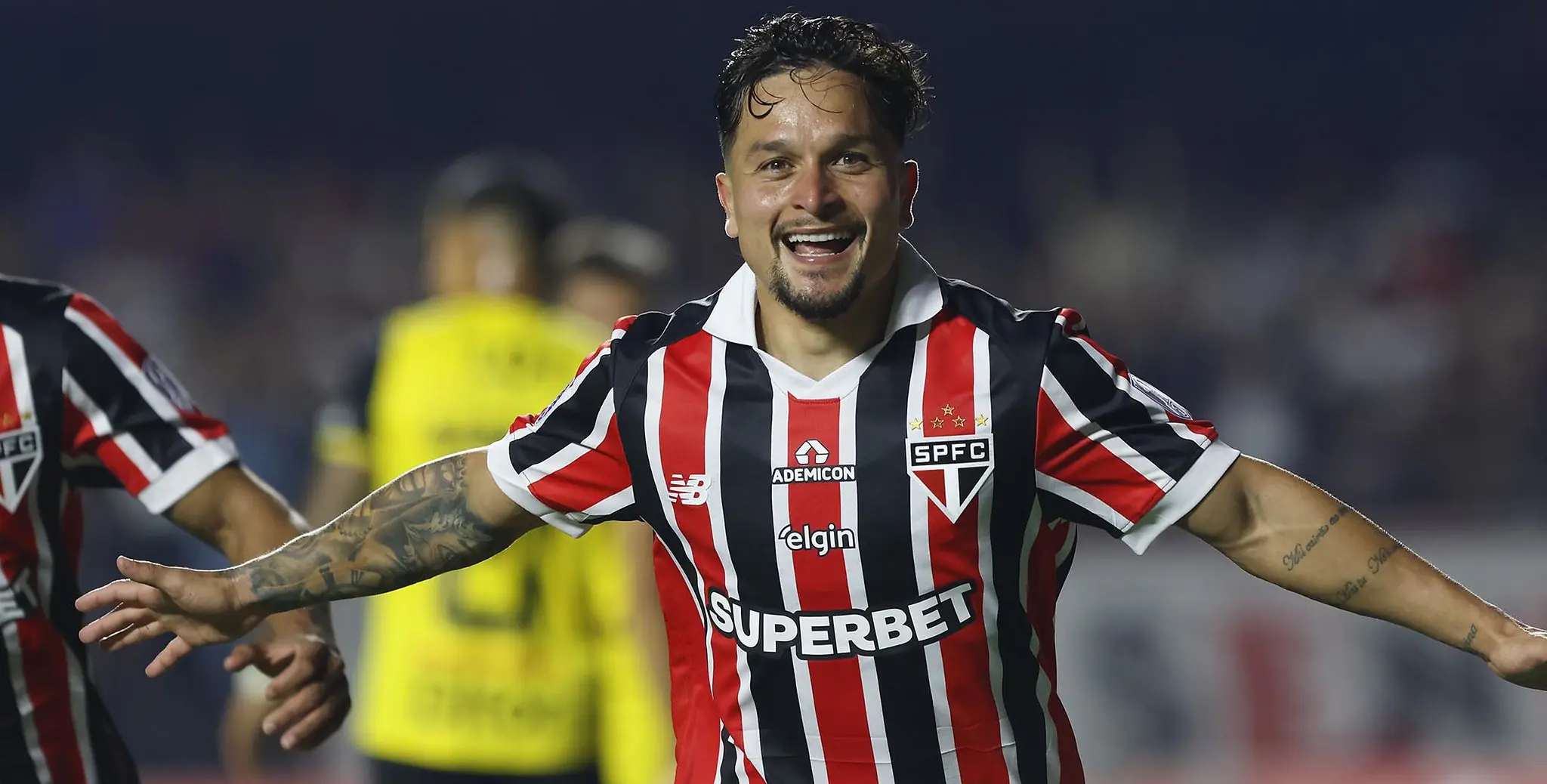Artur ganha espaço no São Paulo e se encaixa como peça-chave