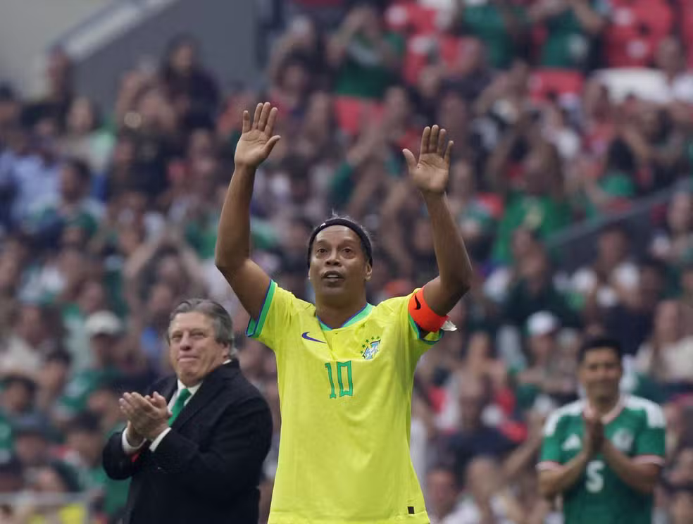 Brasil Legends perde para o México, mas Adriano marca golaço