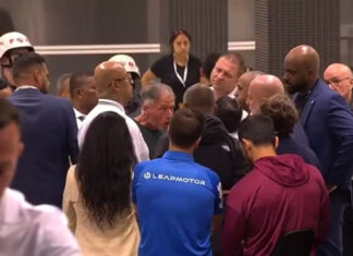 Confusão marca ida aos vestiários após Dérbi entre Corinthians e Palmeiras Confusão marca ida aos vestiários após Dérbi