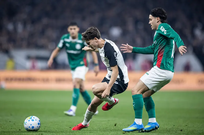 Confusão marca ida aos vestiários após Dérbi