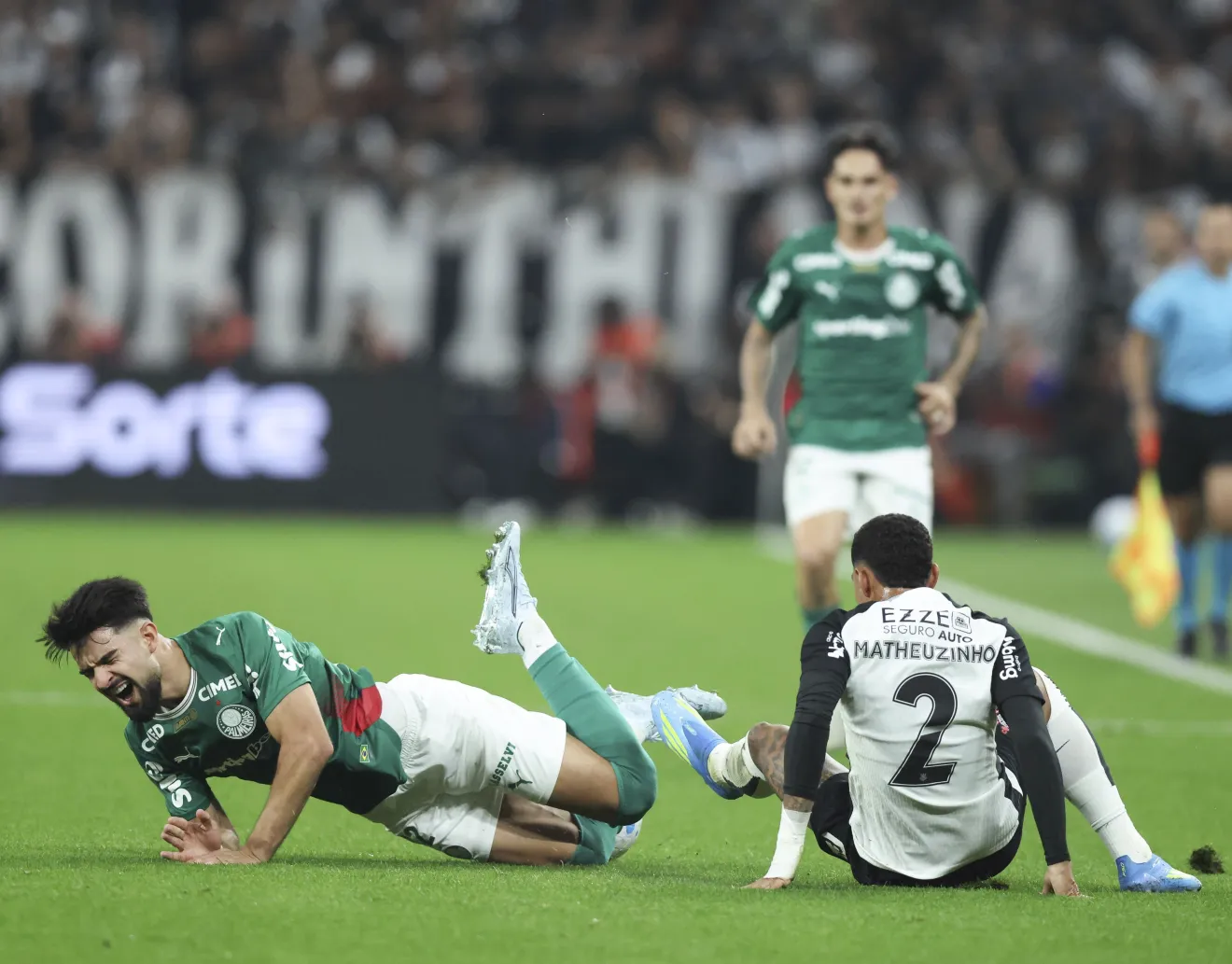 Confusão marca ida aos vestiários após Dérbi