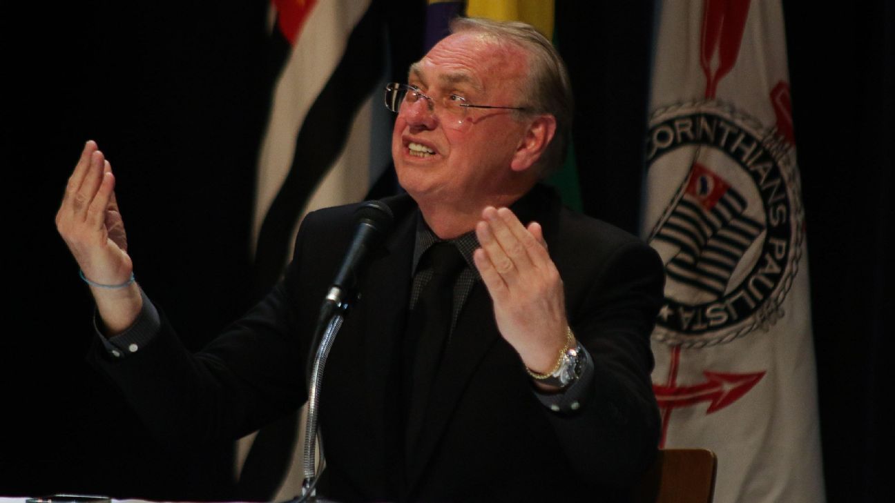 Conselheiros do Corinthians protocolam pedido de impeachment