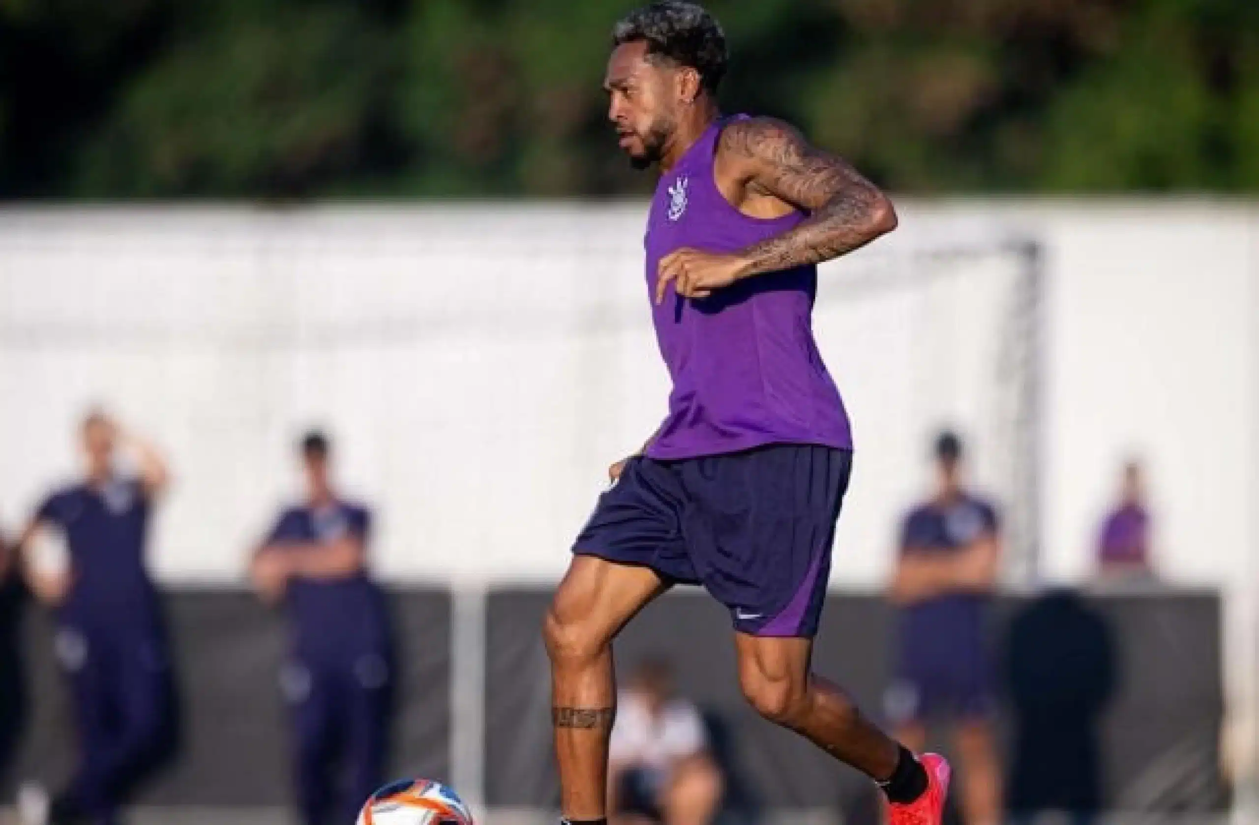 Corinthians avalia rescisão de Martínez após atraso