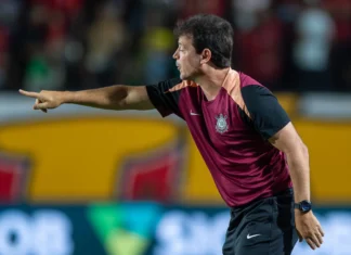 Corinthians tem pior atuação com Diniz, sofre com desorganização e se complica no Brasileirão Corinthians tem pior atuação com Diniz