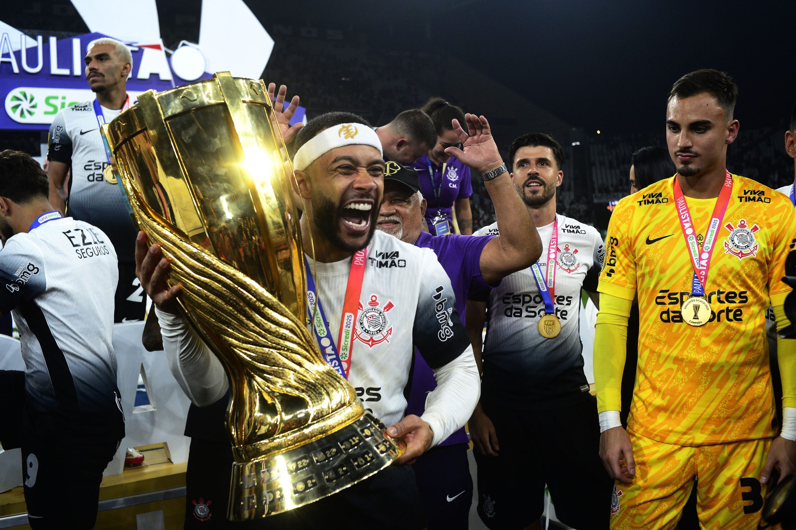 Corinthians vive impasse com Memphis Depay entre dívida milionária e contrato perto do fim Corinthians vive impasse com Memphis Depay entre dívida milionária