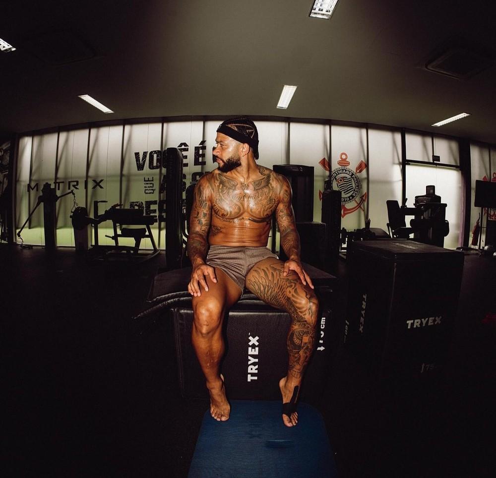 Corinthians vive impasse com Memphis Depay entre dívida milionária