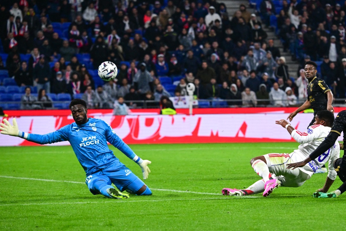 Criticado pelo técnico, Endrick sai do banco e se destaca