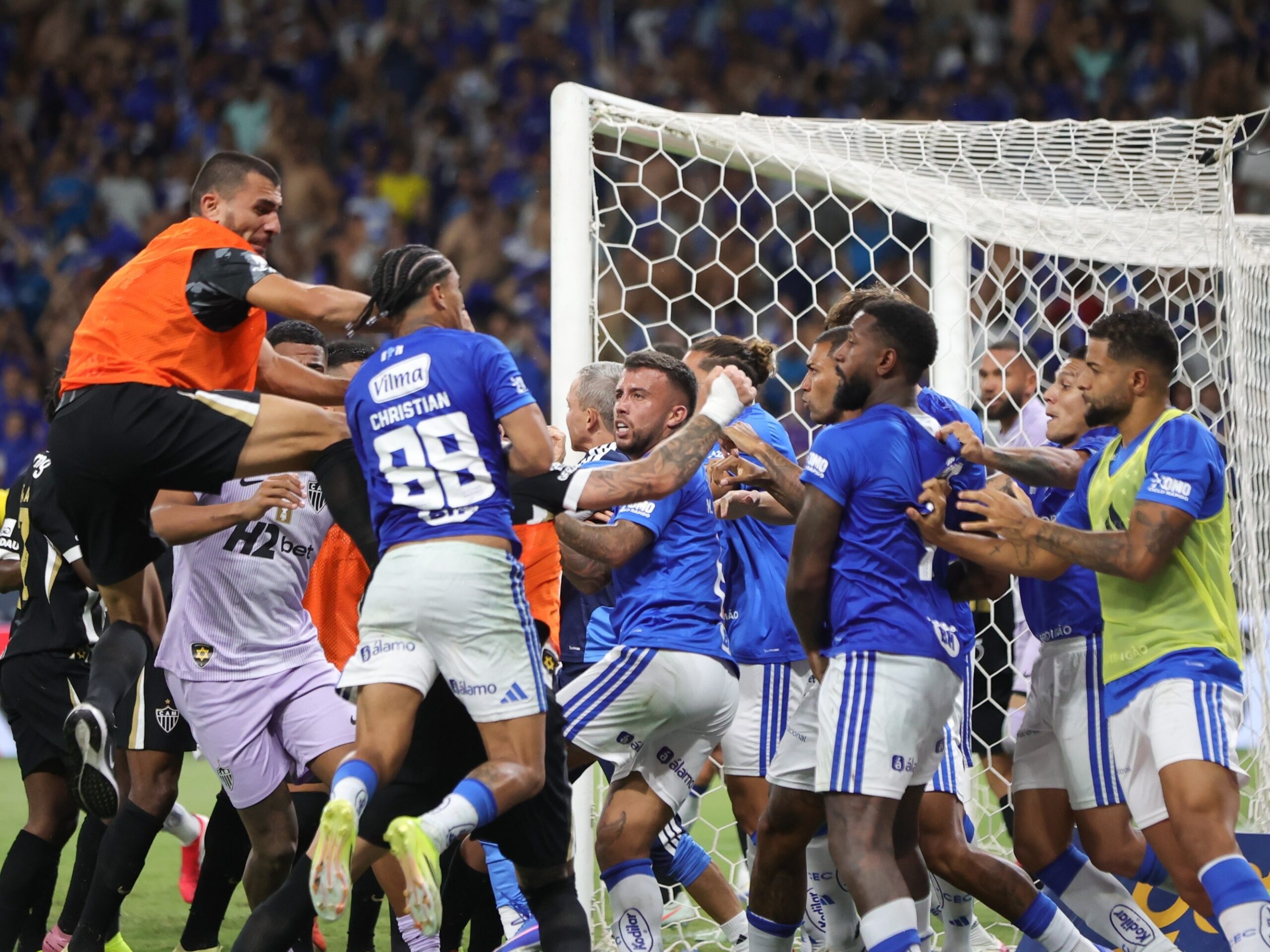 Cruzeiro x Atlético-MG termina com 23 expulsões