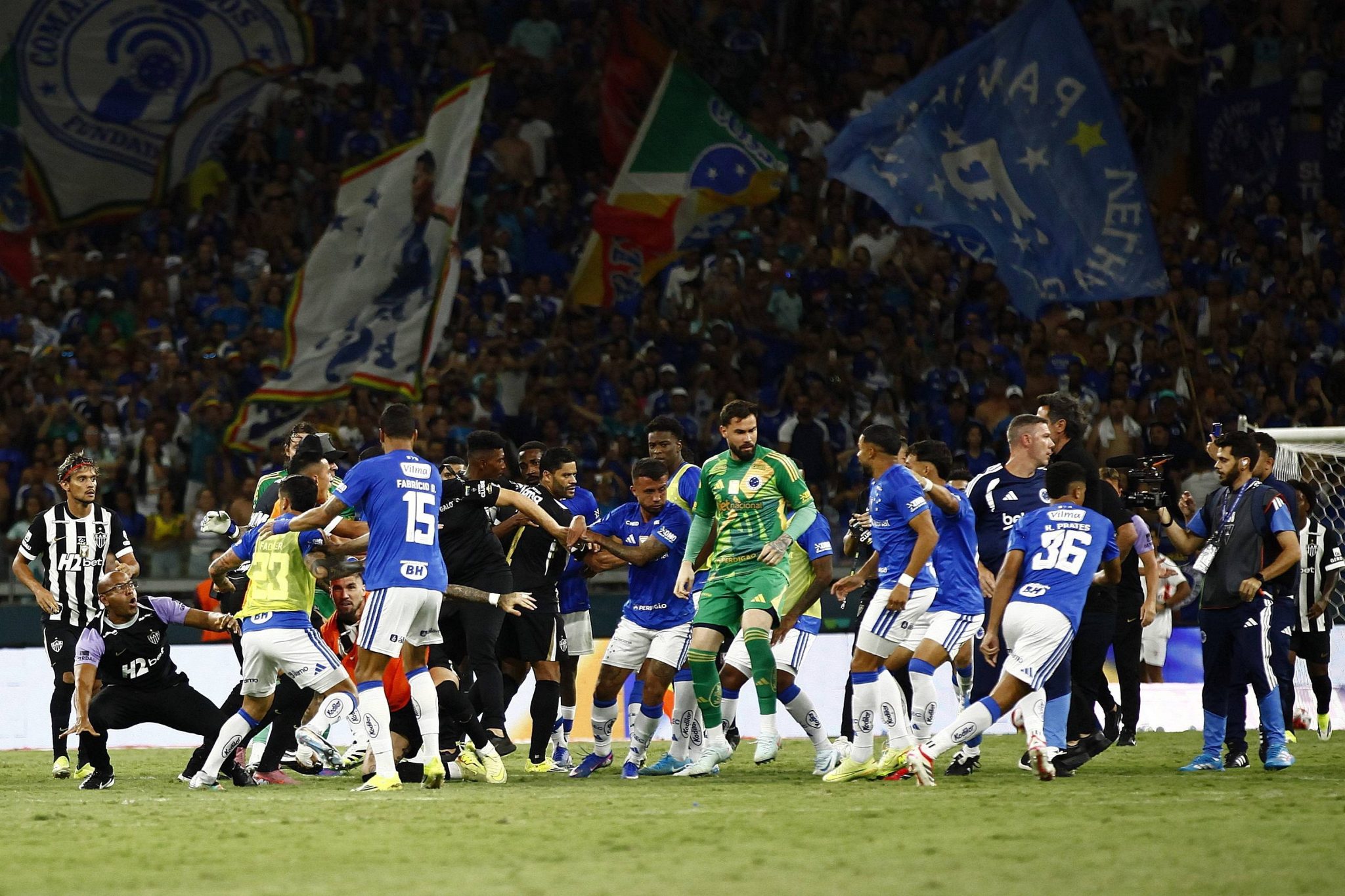 Cruzeiro x Atlético-MG termina com 23 expulsões