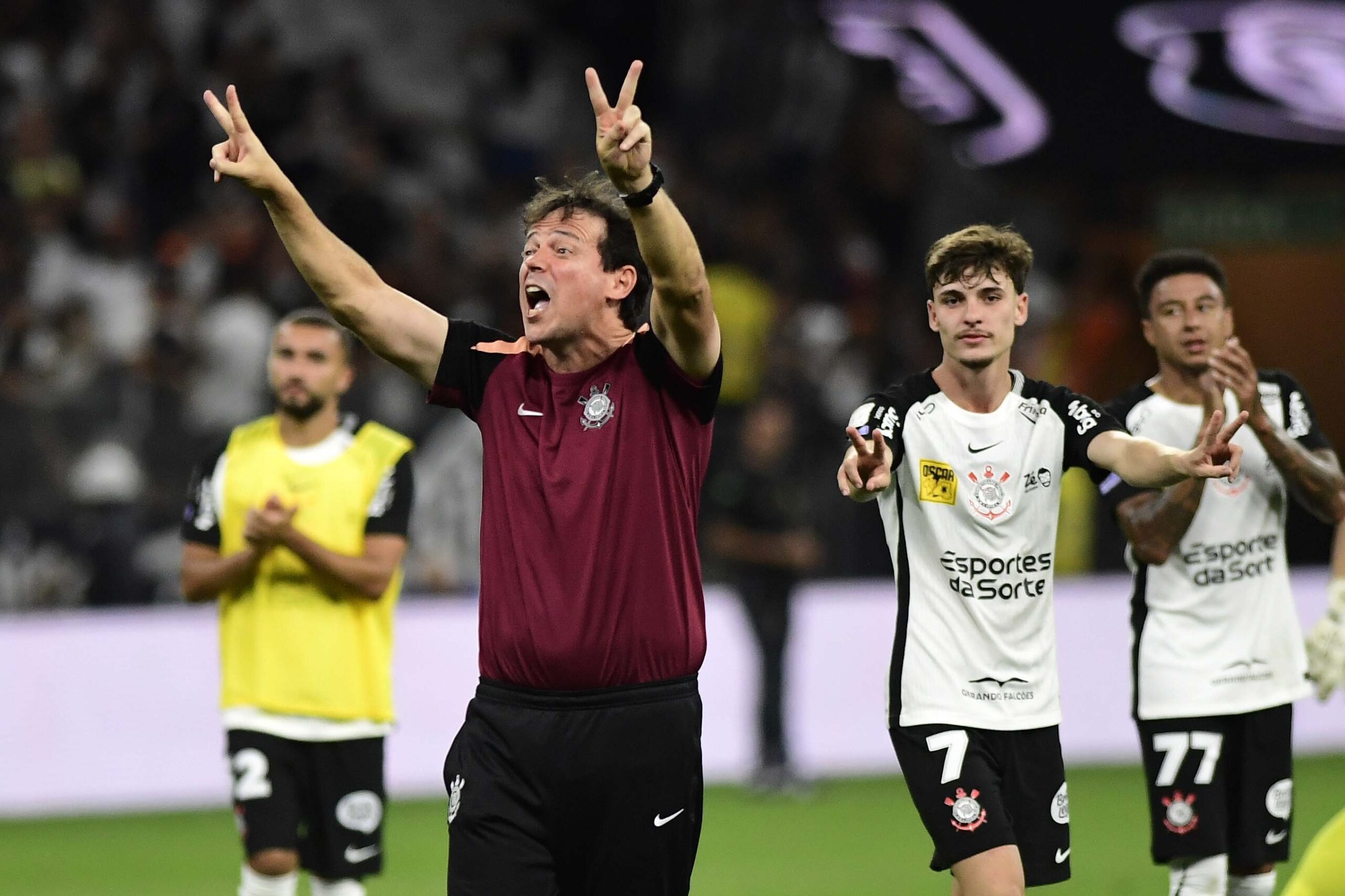 Diniz segue invicto no Corinthians, conquista primeira vitória no Brasileirão