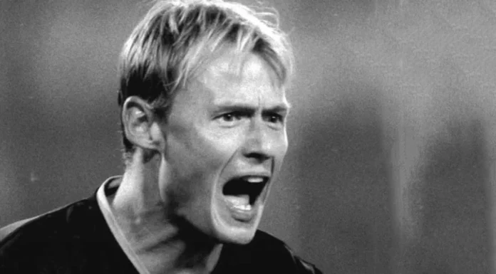 Ex-goleiro campeão pelo Arsenal morre aos 48 anos após acidente de carro Ex-goleiro campeão pelo Arsenal morre aos 48 anos