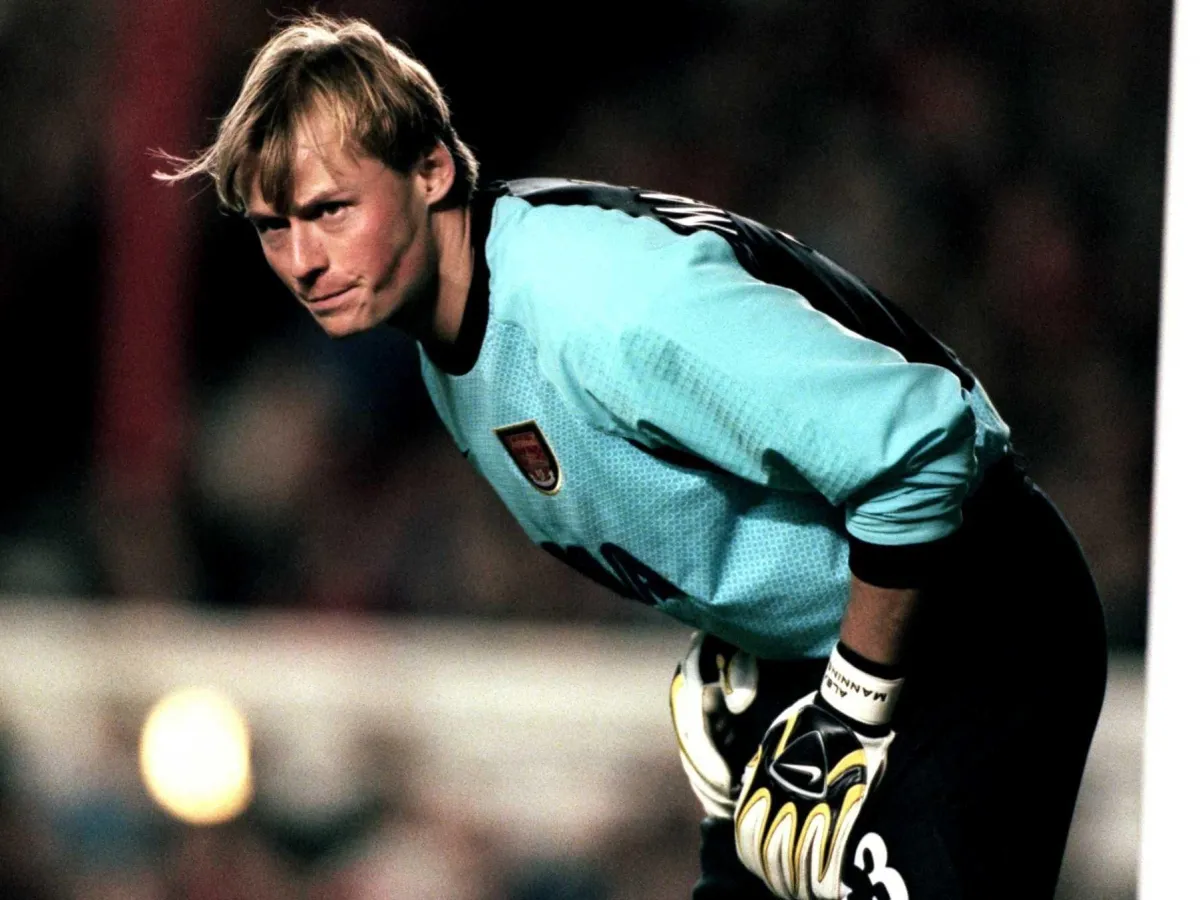 Ex-goleiro campeão pelo Arsenal morre aos 48 anos