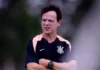 Fernando Diniz tem primeiro dia no Corinthians com reunião direta e cobrança ao elenco Fernando Diniz tem primeiro dia no Corinthians com reunião direta