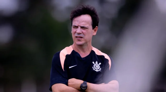 Fernando Diniz tem primeiro dia no Corinthians com reunião direta e cobrança ao elenco Fernando Diniz tem primeiro dia no Corinthians com reunião direta