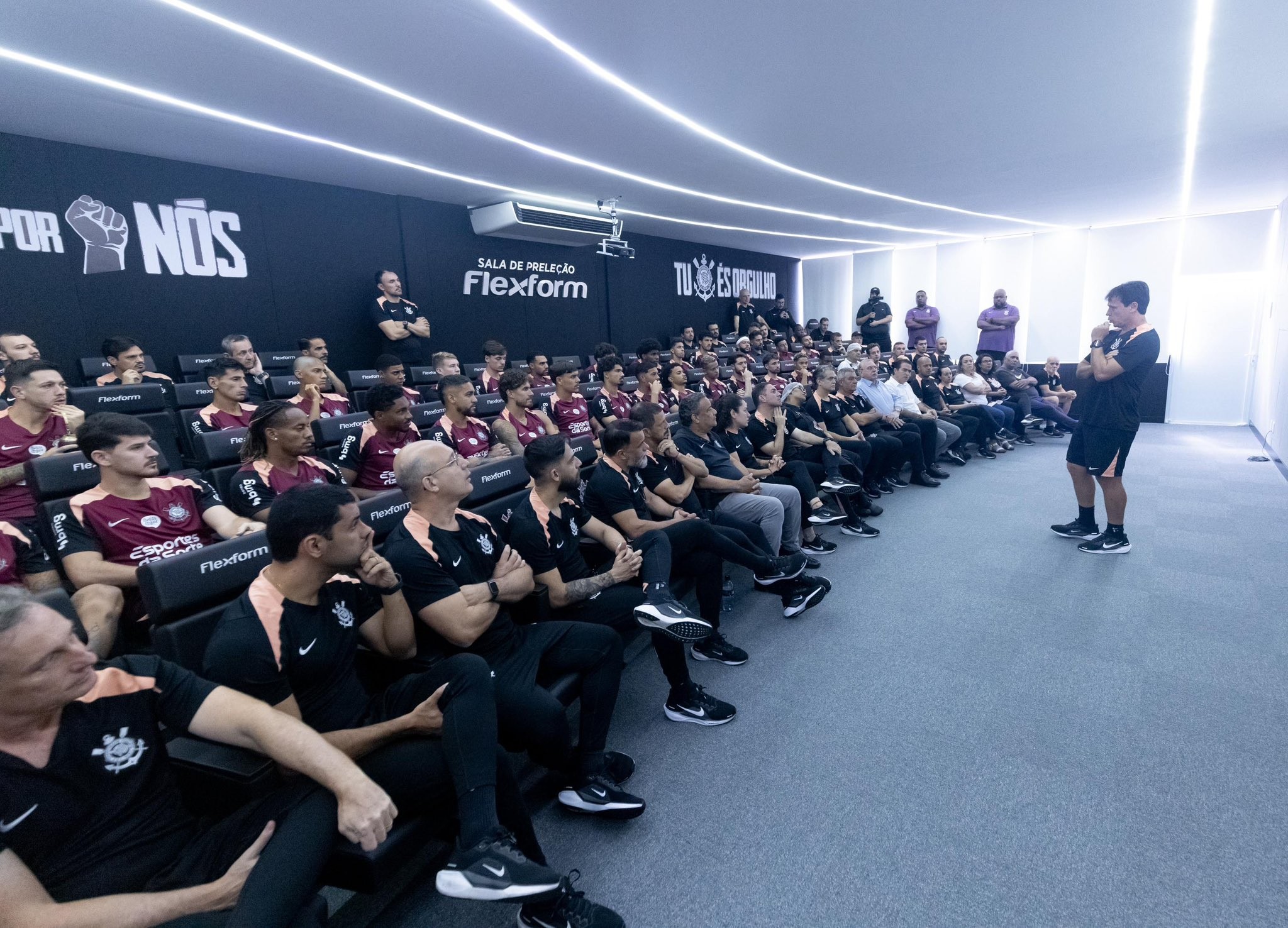 Fernando Diniz tem primeiro dia no Corinthians com reunião direta