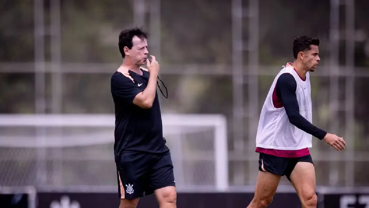 Fernando Diniz tem primeiro dia no Corinthians com reunião direta