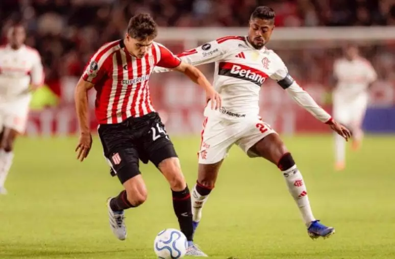 Flamengo empata com Estudiantes em jogo tenso, perde chances claras e se revolta