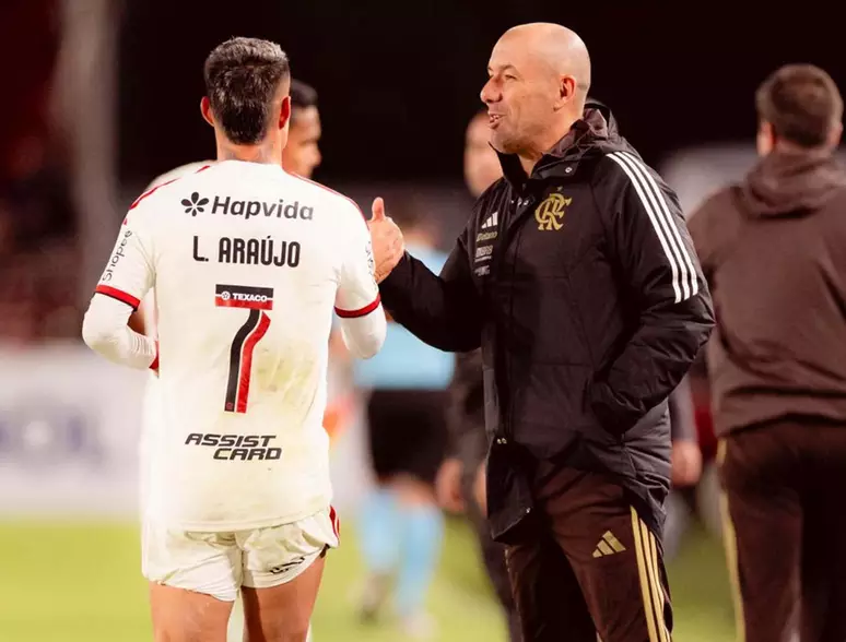 Flamengo empata com Estudiantes em jogo tenso, perde chances claras e se revolta