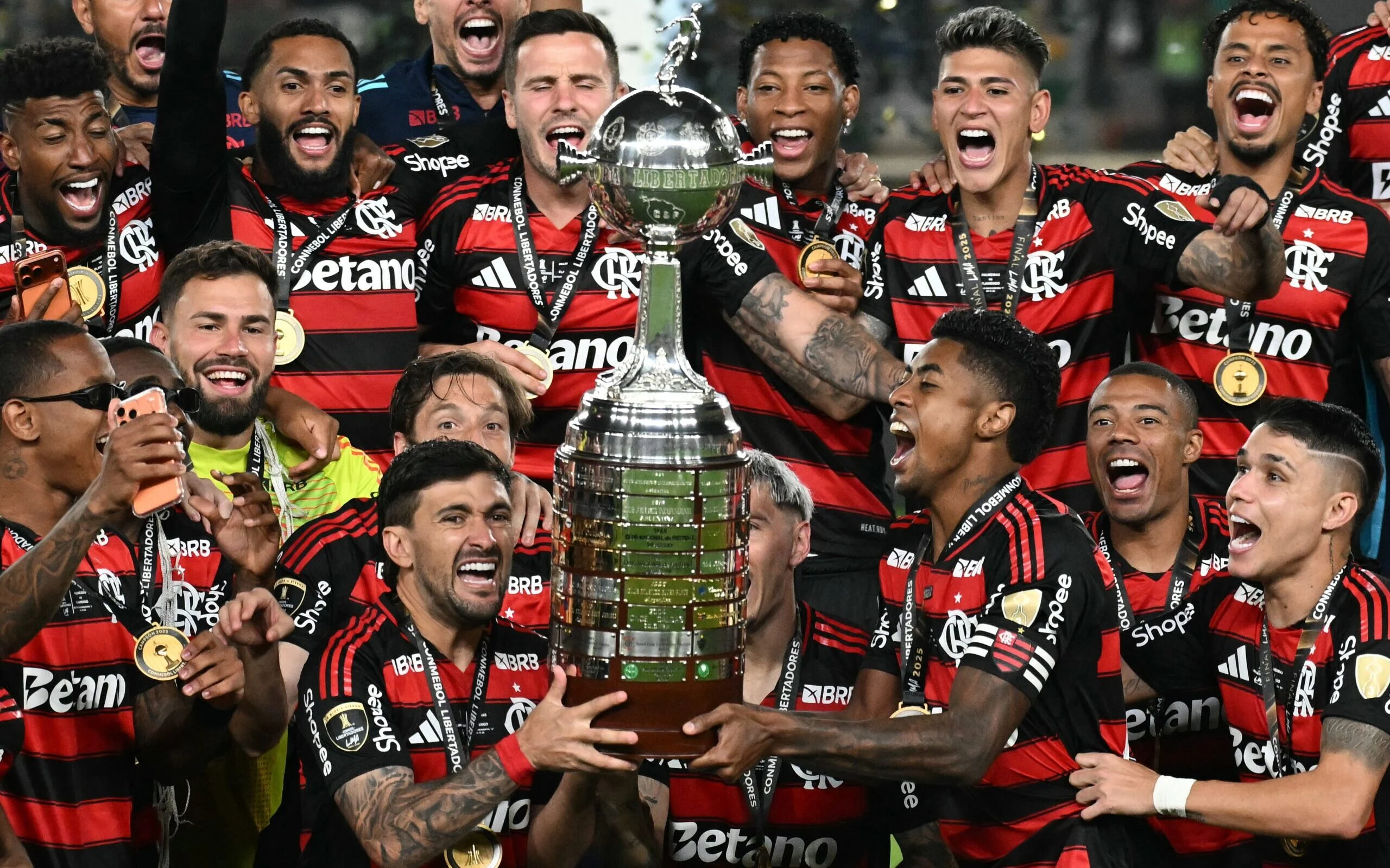 Flamengo vence o Palmeiras e conquista a Libertadores 2025