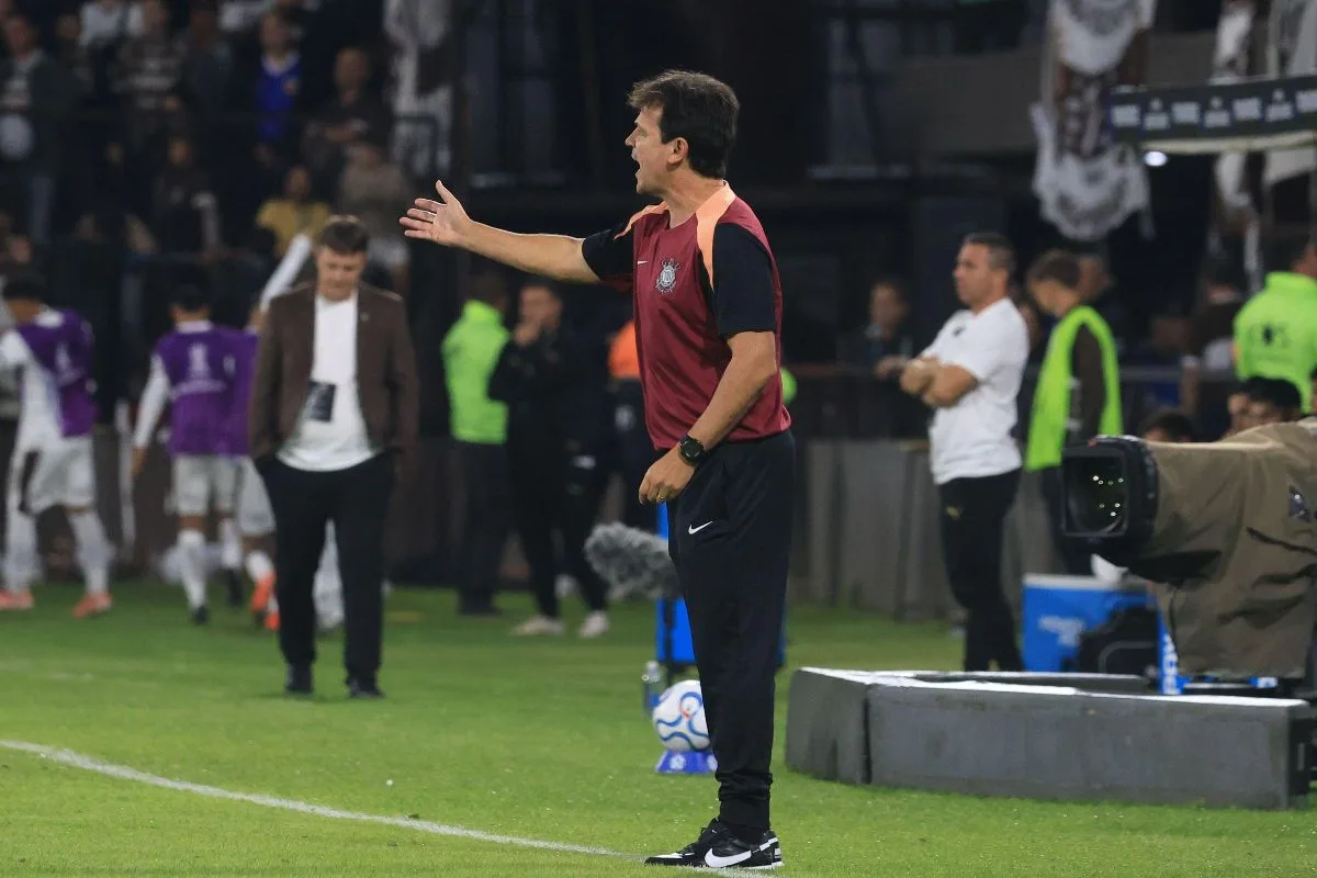 Hugo Souza critica arbitragem após Dérbi