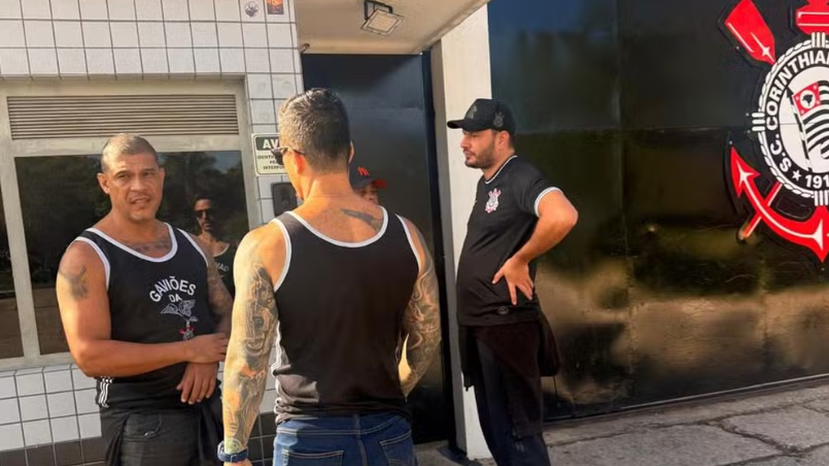 Jogadores do Corinthians são cobrados por torcida