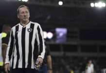 John Textor admite possibilidade de deixar o Botafogo e critica gestão da Eagle Football John Textor admite possibilidade de deixar o Botafogo