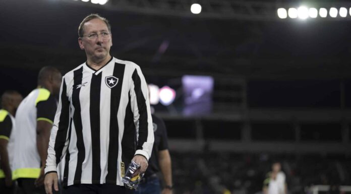 John Textor admite possibilidade de deixar o Botafogo e critica gestão da Eagle Football John Textor admite possibilidade de deixar o Botafogo