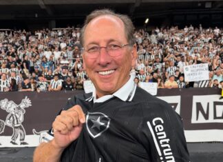 Justiça proíbe John Textor de vender jogadores do Botafogo após ação do clube social Justiça proíbe John Textor de vender jogadores do Botafogo