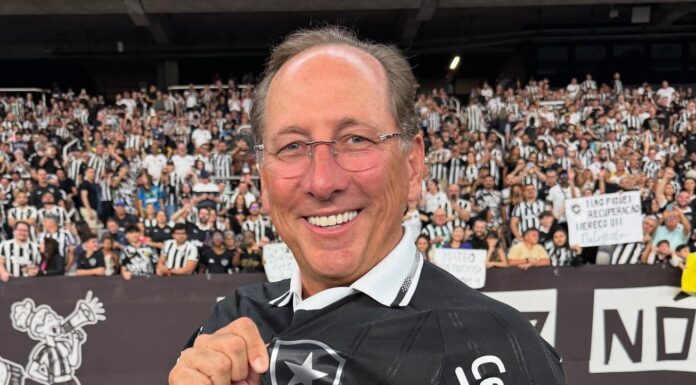 Justiça proíbe John Textor de vender jogadores do Botafogo após ação do clube social Justiça proíbe John Textor de vender jogadores do Botafogo