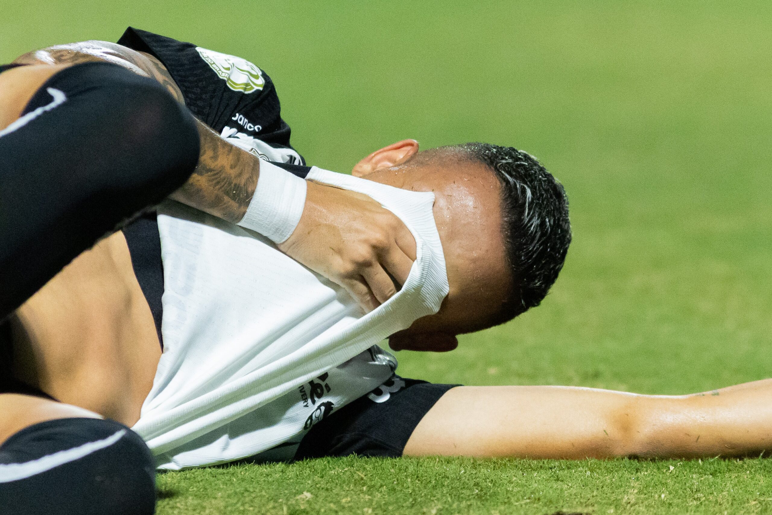 Kayke rompe ligamento do joelho e vira desfalque