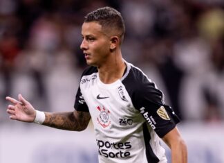 Kayke rompe ligamento do joelho e vira desfalque de longo prazo no Corinthians Kayke rompe ligamento do joelho e vira desfalque