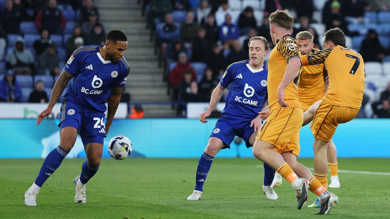 Leicester é rebaixado à terceira divisão 10 anos após título histórico