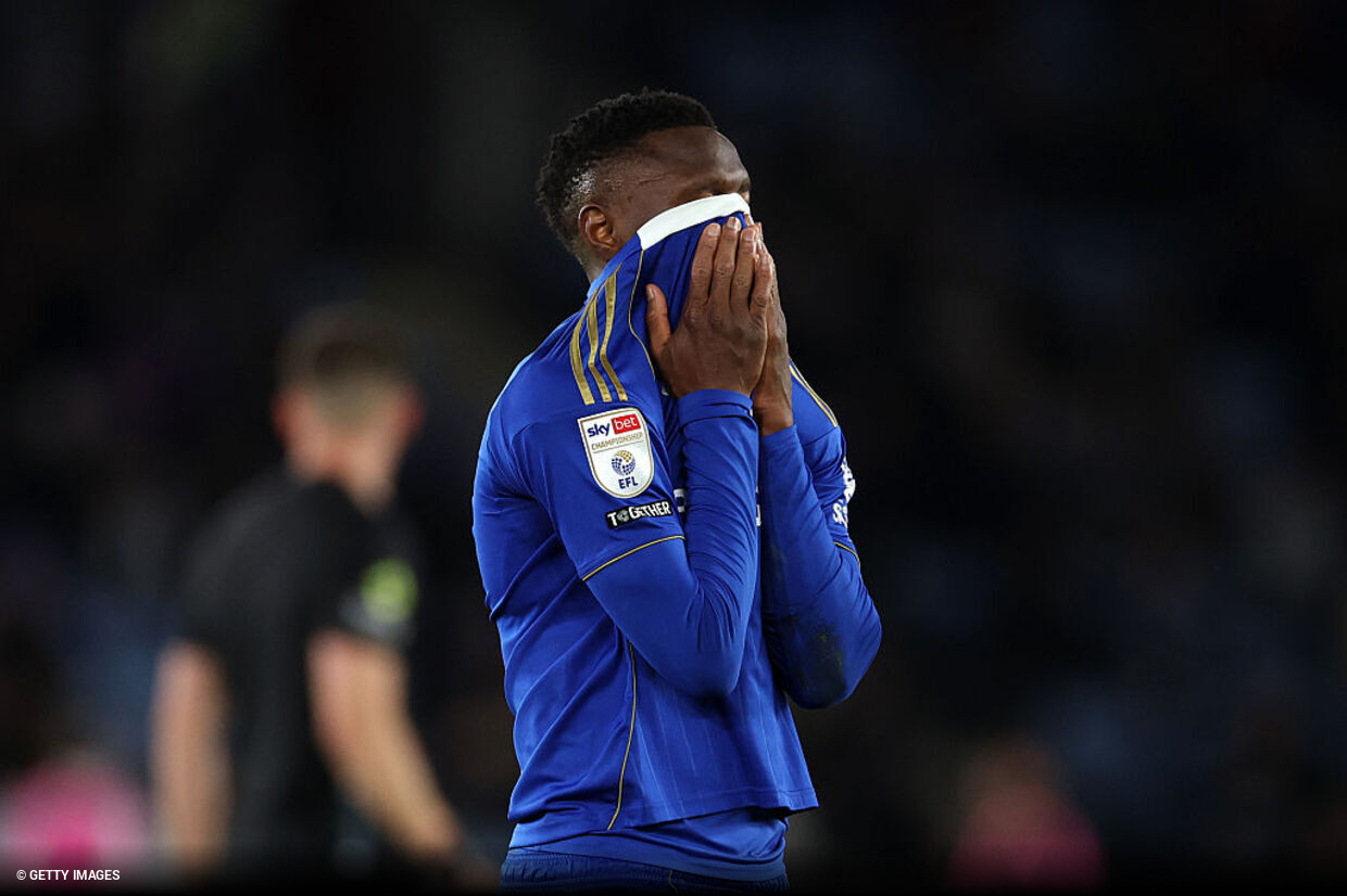 Leicester é rebaixado à terceira divisão 10 anos após título histórico