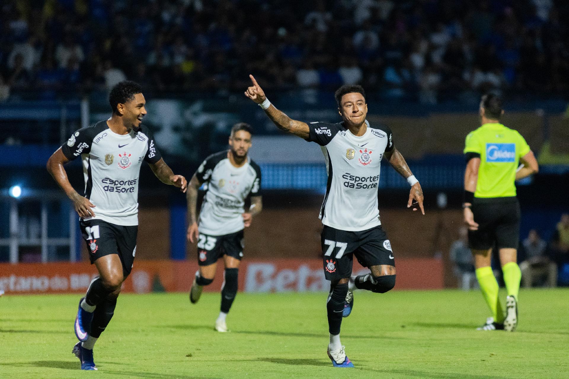 Lingard decide, Corinthians joga pouco, mas leva vantagem