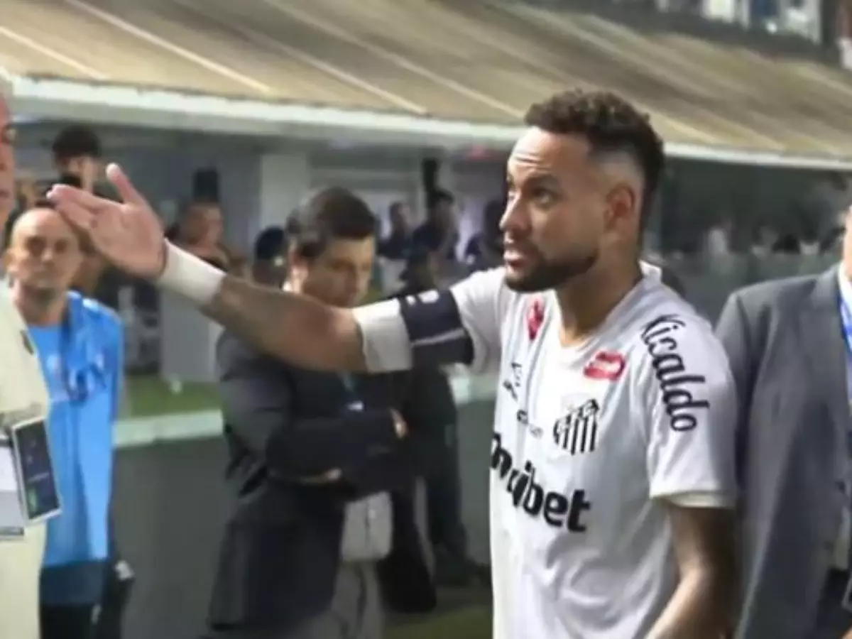 Neymar discute com torcedores após empate do Santos