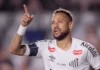 Neymar discute com torcedores após empate do Santos e expõe tensão na Vila Belmiro Neymar discute com torcedores após empate do Santos