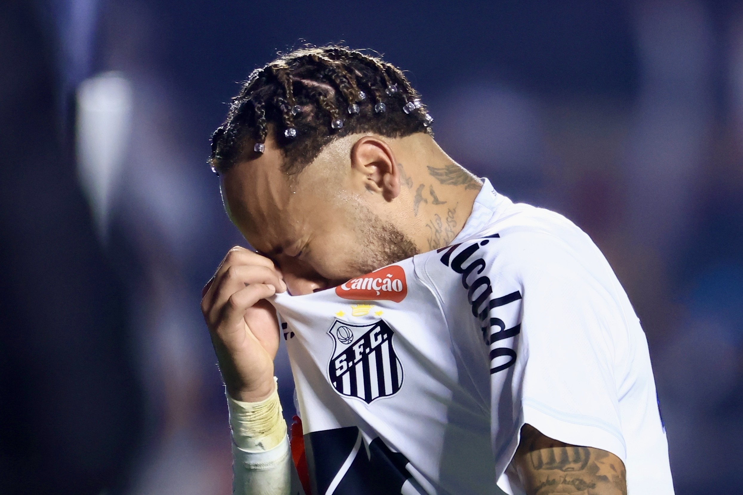 Neymar discute com torcedores após empate do Santos