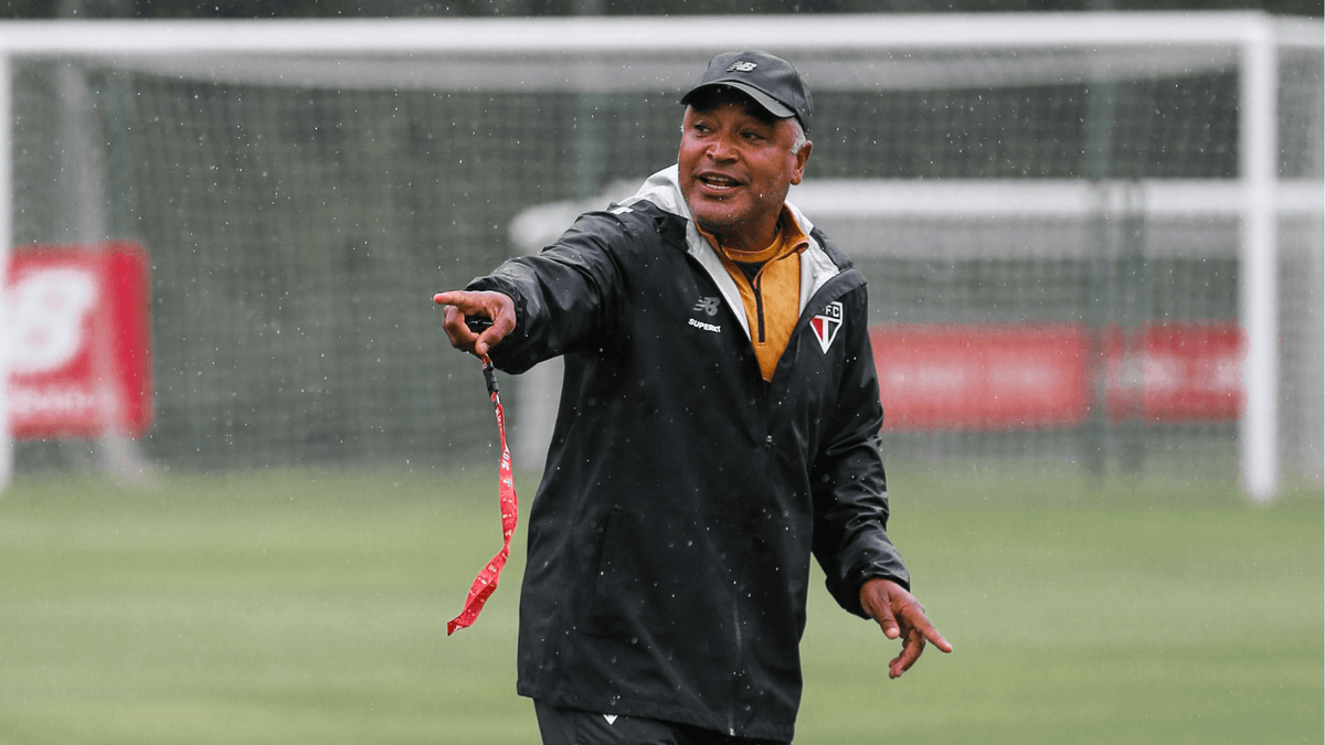 Roger Machado chega ao São Paulo para assinar contrato