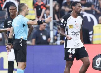 STJD denuncia Corinthians e volante André após expulsão contra o Vasco e abre novo processo disciplinar STJD denuncia Corinthians e volante André após expulsão contra o Vasco