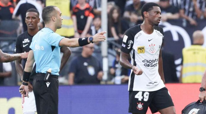 STJD denuncia Corinthians e volante André após expulsão contra o Vasco e abre novo processo disciplinar STJD denuncia Corinthians e volante André após expulsão contra o Vasco