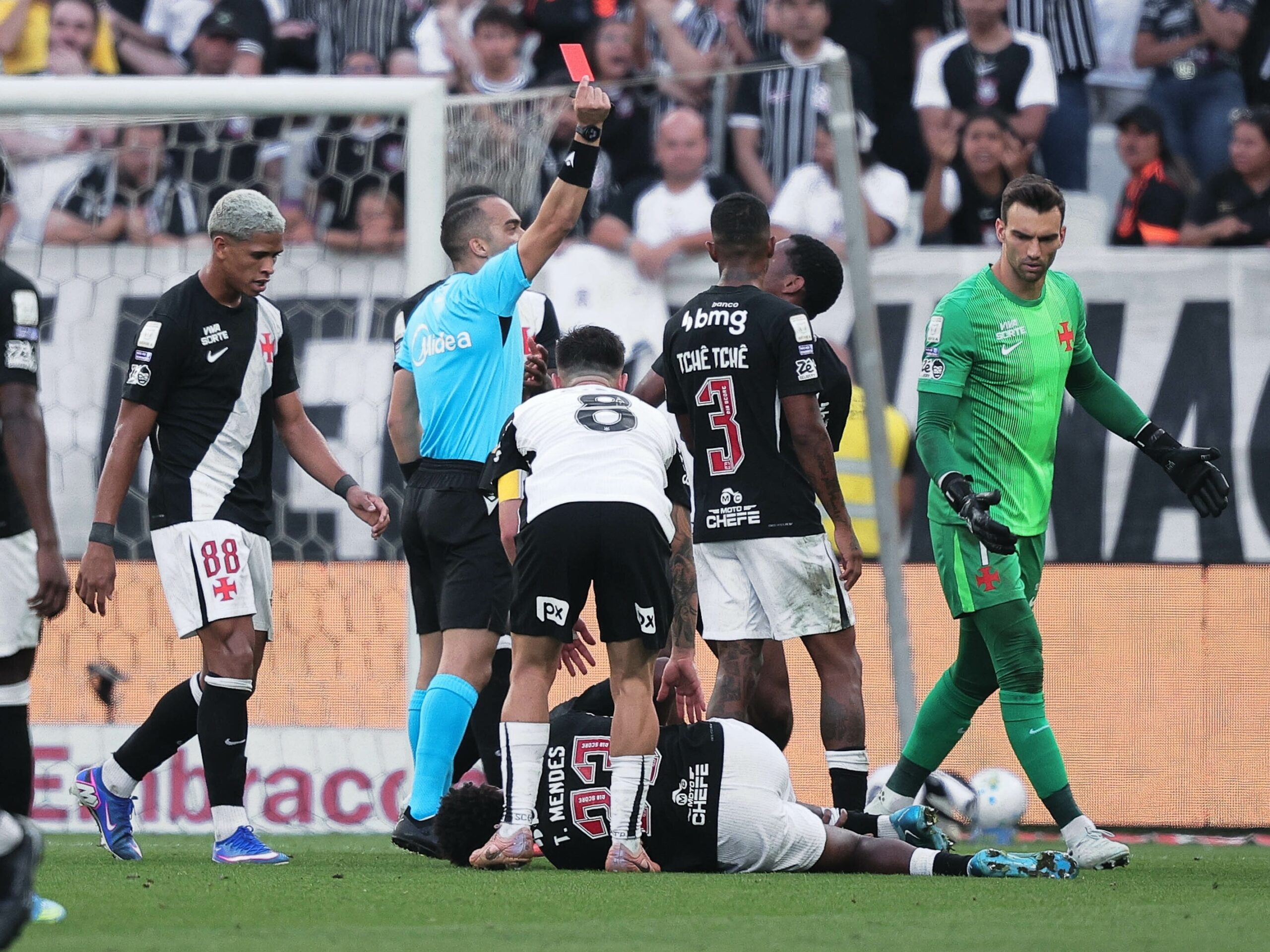 Thiago Mendes é denunciado no STJD após críticas à arbitragem