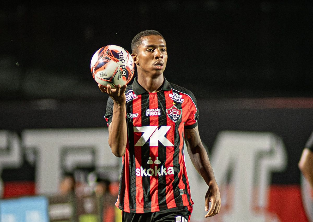 Vitória critica arbitragem após jogo contra o Athletico-PR