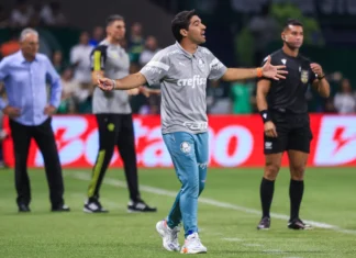 Abel Ferreira faz gesto obsceno em jogo do Palmeiras e episódio amplia pressão sobre comportamento do técnico Abel Ferreira faz gesto obsceno em jogo do Palmeiras