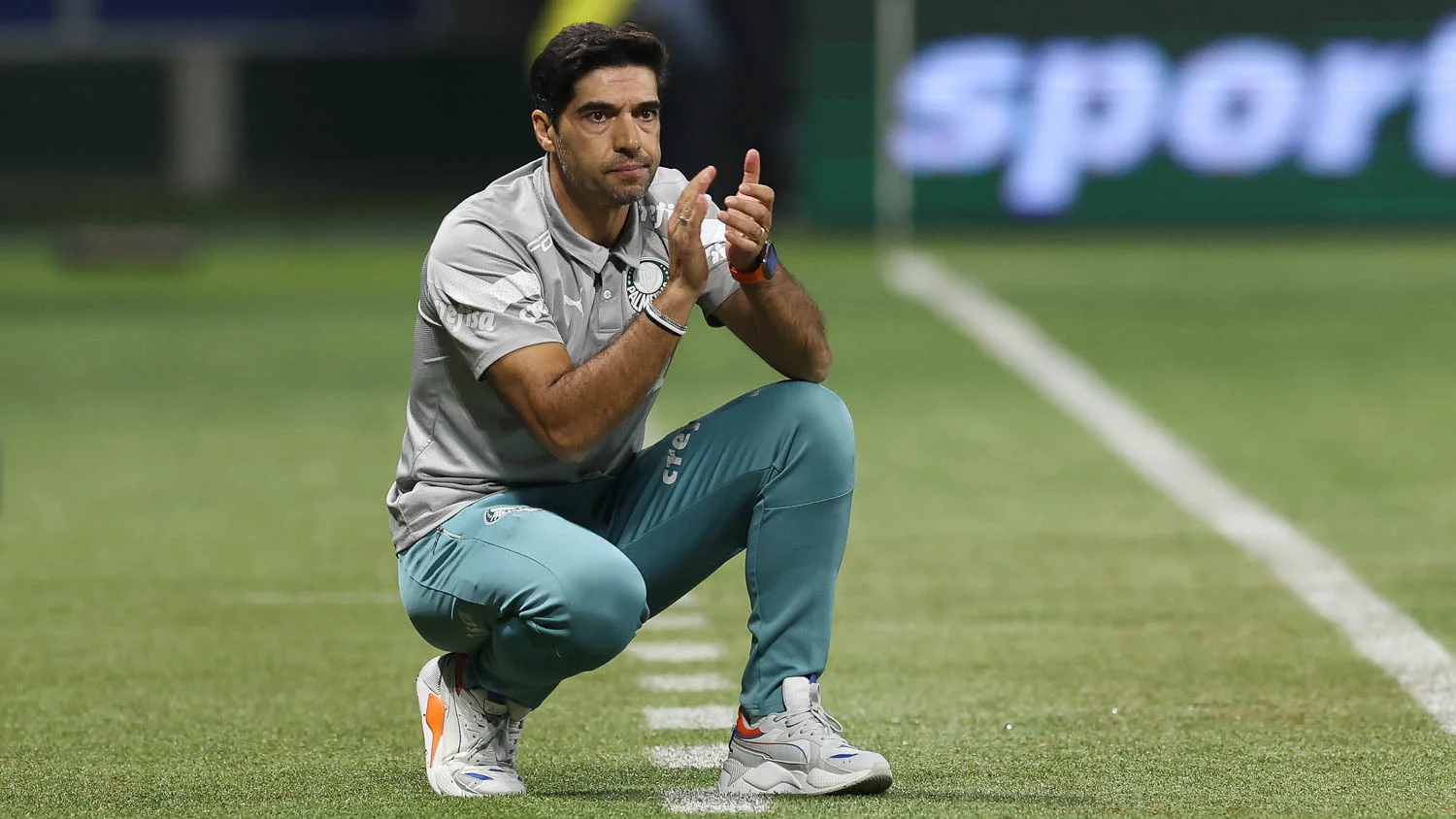 Abel Ferreira faz gesto obsceno em jogo do Palmeiras
