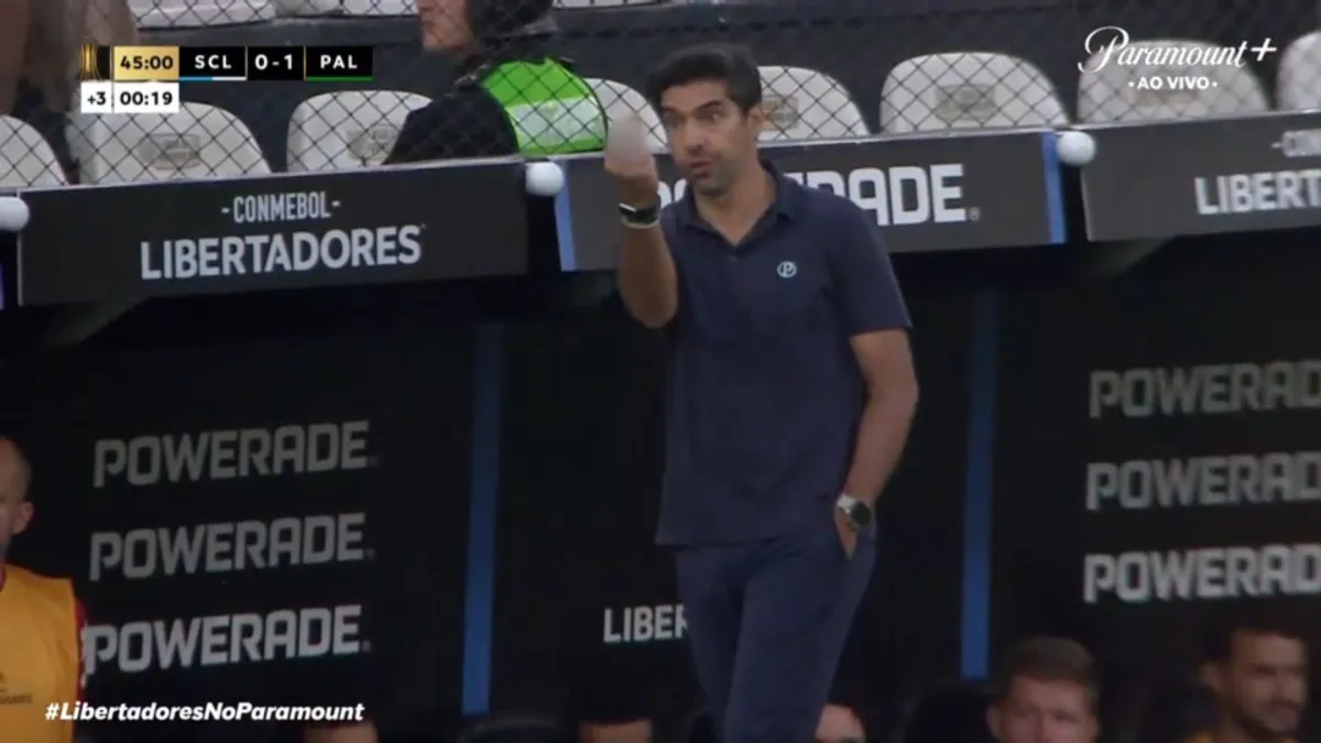 Abel Ferreira faz gesto obsceno em jogo do Palmeiras