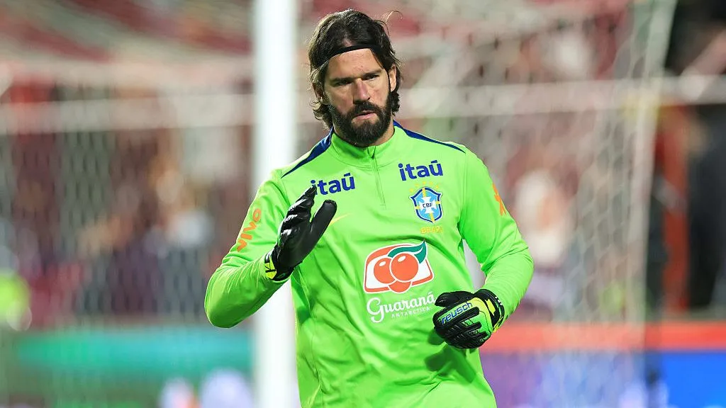 Alisson volta a jogar após dois meses e Seleção monitora situação de Neymar