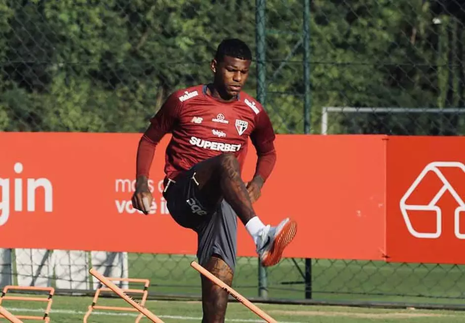 Arboleda reaparece após sumiço e discute futuro no São Paulo